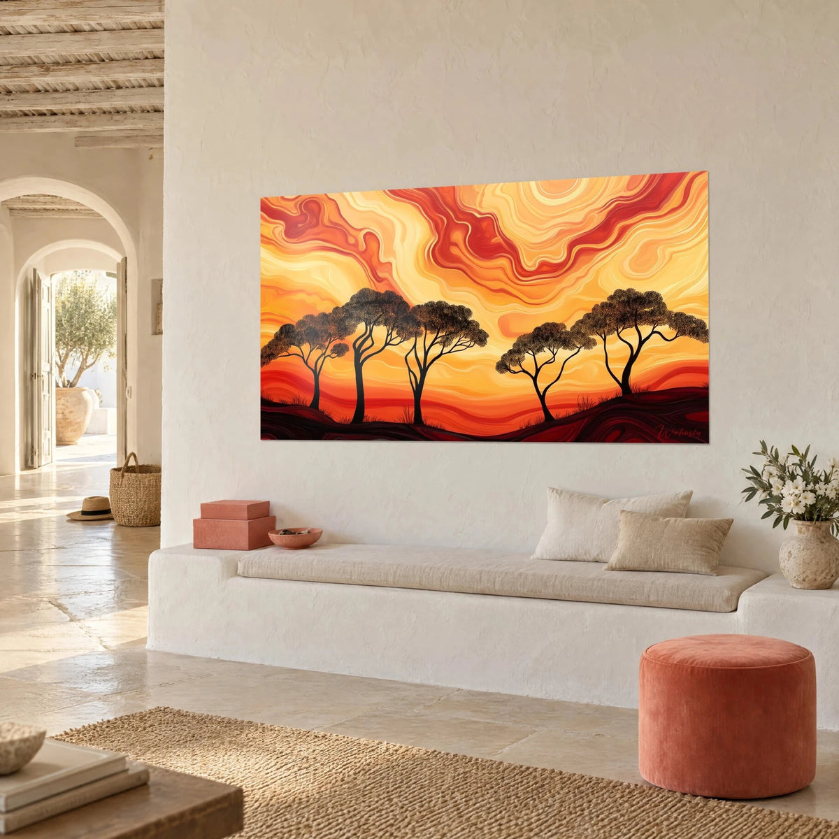 Gemälde einer Savanne mit fünf Bäumen als Silhouetten, Himmel aus bernsteinfarbenen und korallenroten Wirbeln, weiße Wand eines mediterranen Hauses