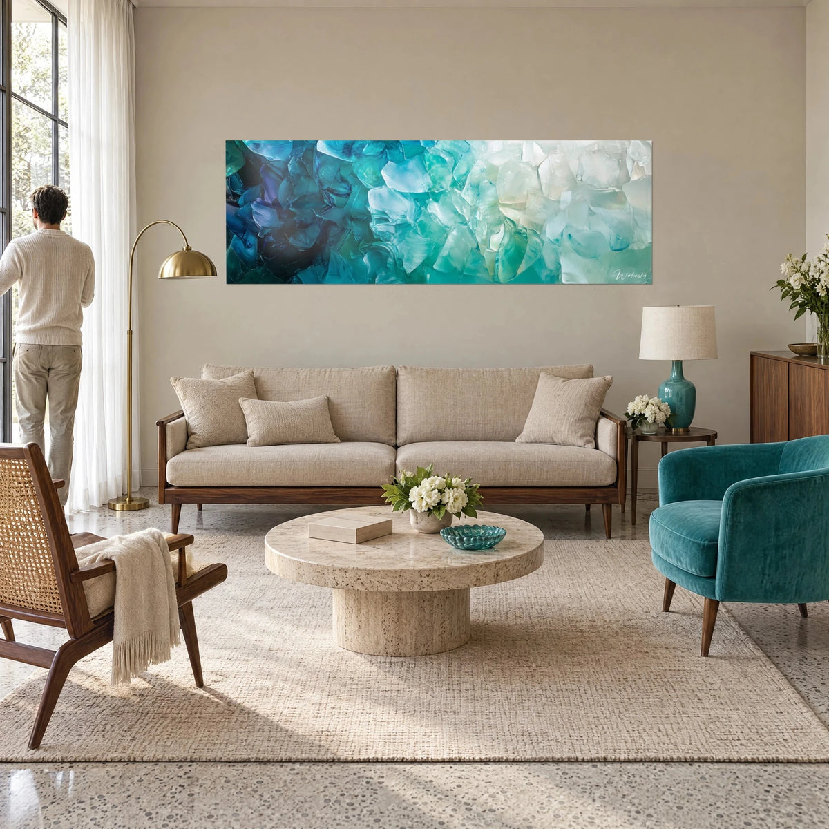Gemälde aus geschmolzenen Smaragdglasscherben, die zu perlmuttweißem Ton verlaufen, zwei Personen von hinten, über einem Sofa in einem hellen Wohnzimmer