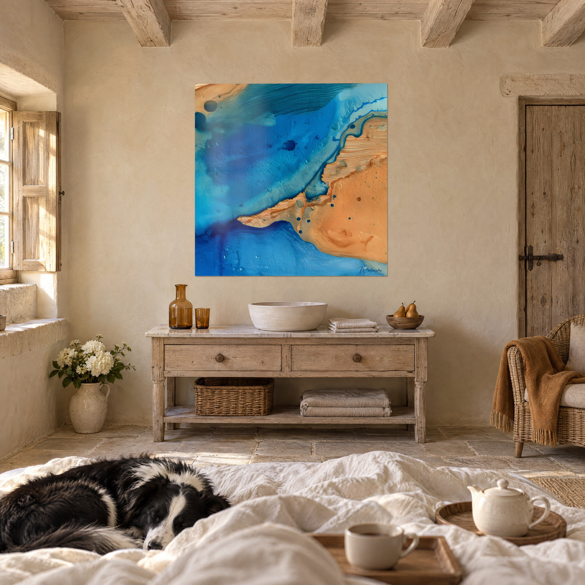 Tableau mer turquoise et plage ocre, texture marbrée, un collie sur la couette, au-dessus d'un lit dans une chambre claire