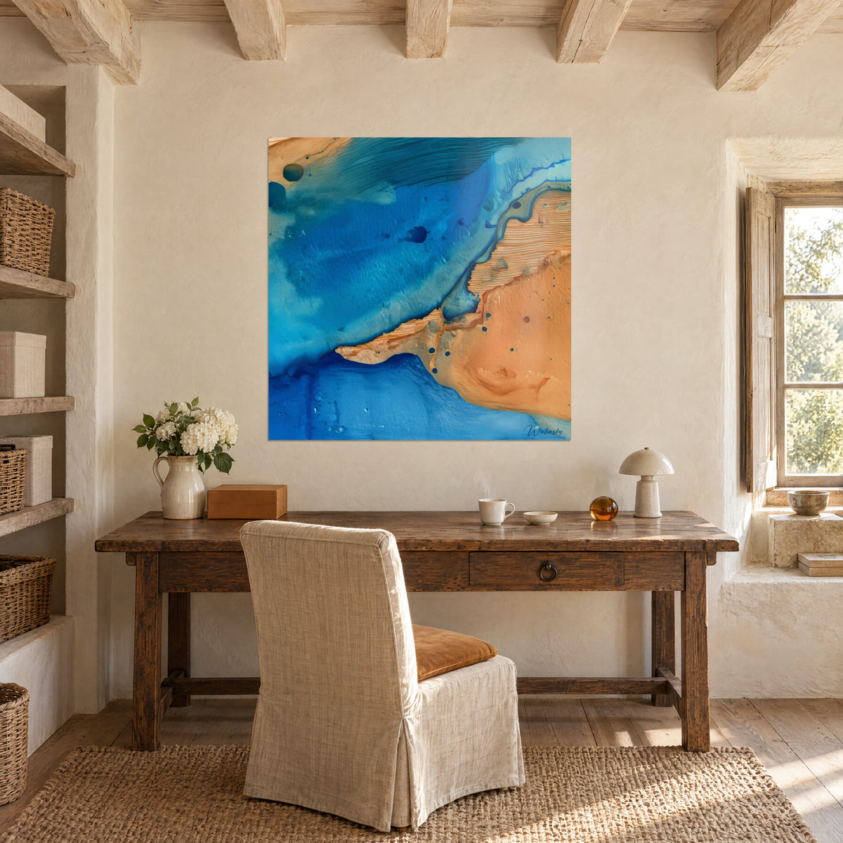 Tableau paysage aérien azur et orange brûlé, veines de sable ondulées, au-dessus d'un bureau en bois