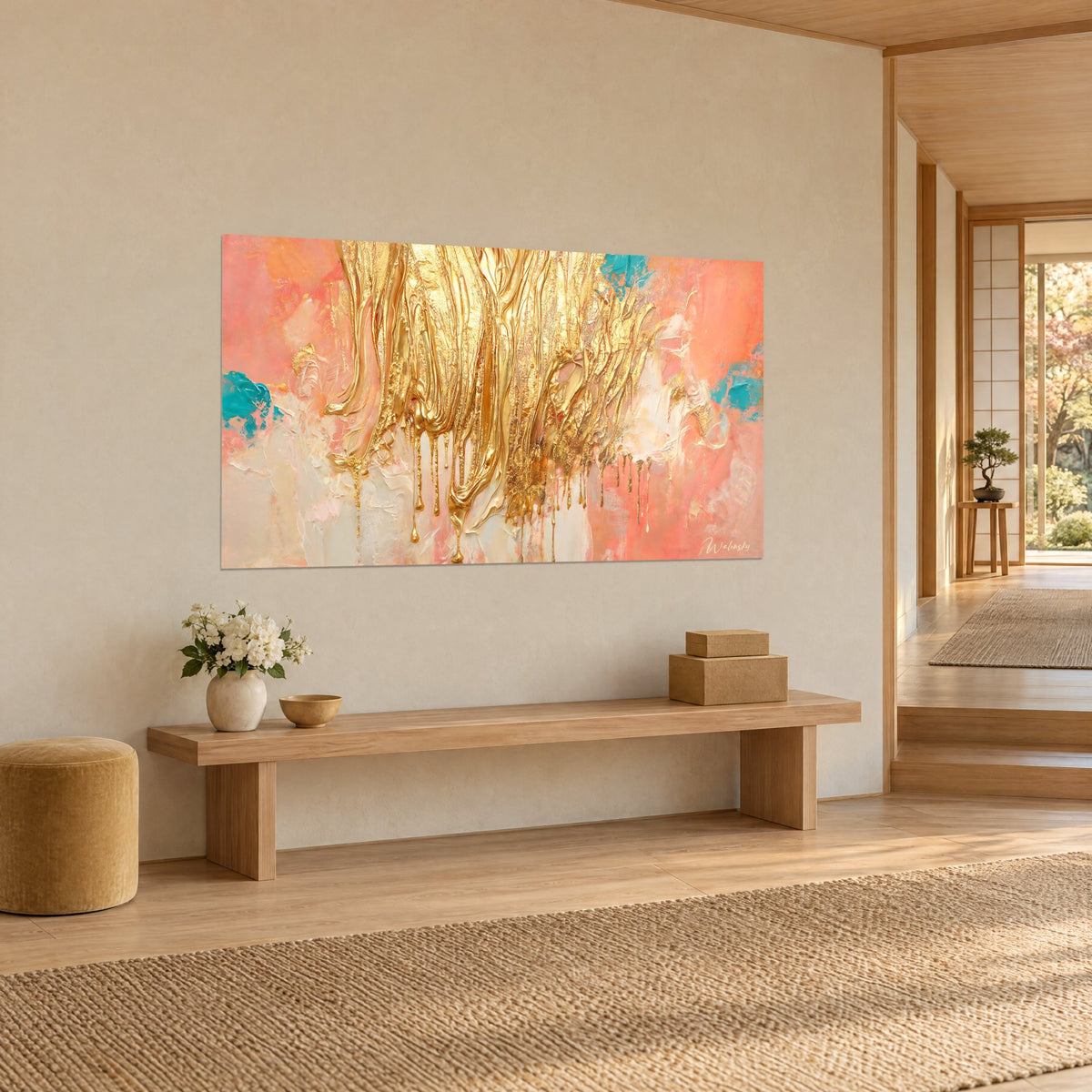 Tableau cascade de feuille d'or ruisselante sur rose corail et crème, touches turquoise, banc en bois dans une entrée japandi