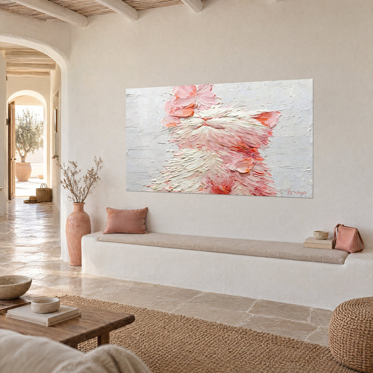 Tableau félin ébouriffé en pâte rose pâle et ivoire, couronne de fleurs orangées, mur chaux d'une maison méditerranéenne