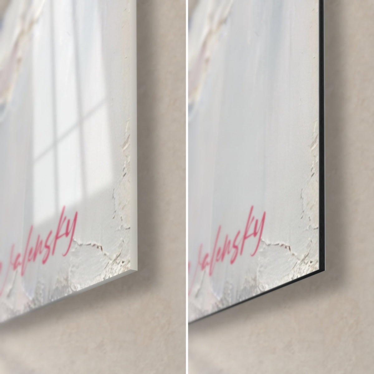Tableau pétales roses épais, coin bas droit : verre acrylique brillant à gauche, Dibond noir mat à droite, signature rose