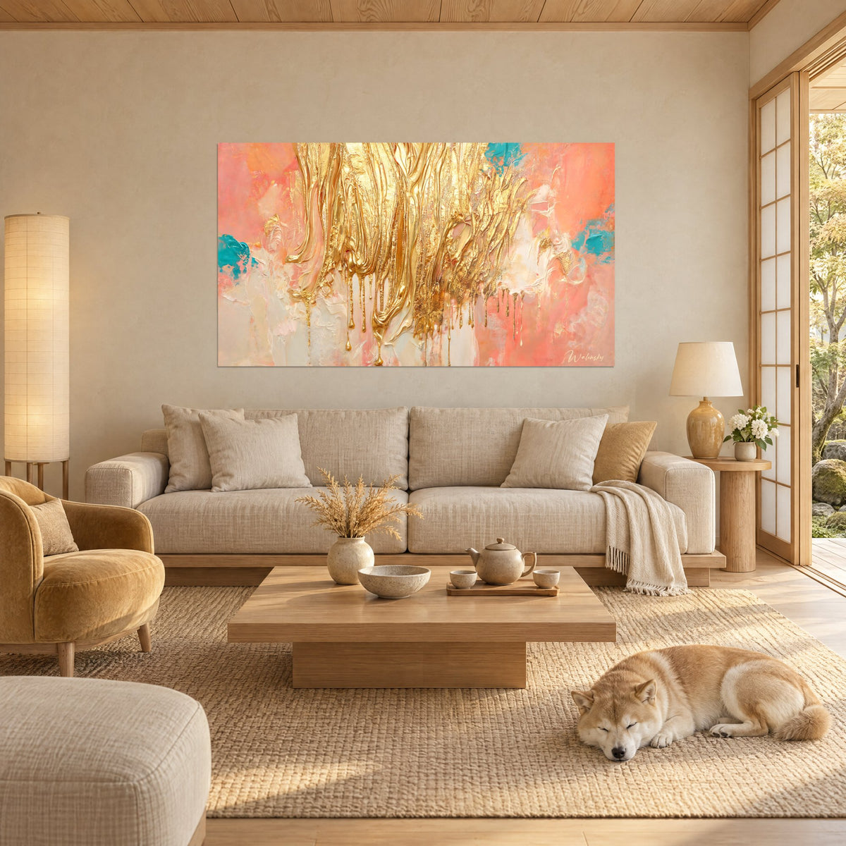 Tableau coulures d'or épais sur fond corail et touches turquoise, un Shiba roux endormi au-dessus d'un canapé dans un salon lumineux