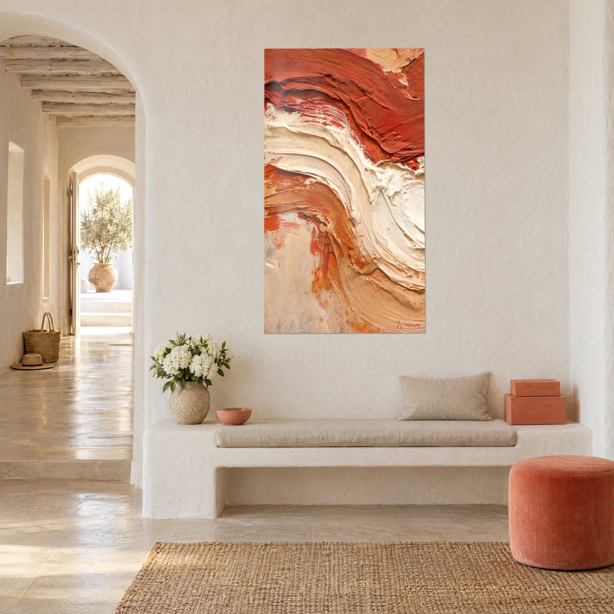 Tableau crêtes de peinture épaisse orange brûlé et crème, sur un mur blanc près d'une arche en pierre claire