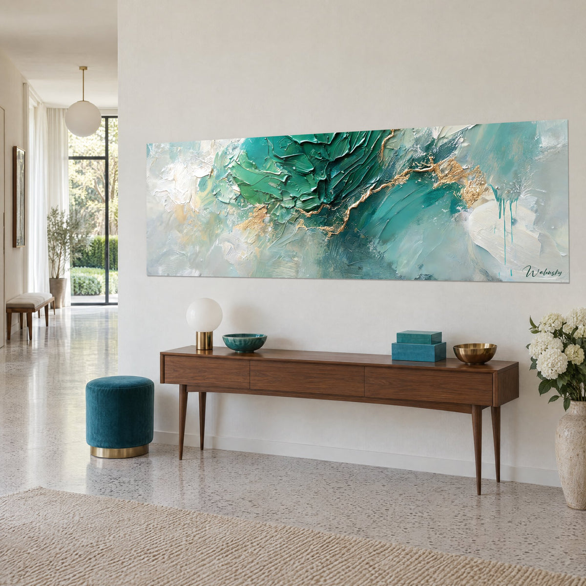 Tableau empâtements verts et turquoise traversés d'une faille dorée, console en bois et pouf bleu canard, dans un couloir clair