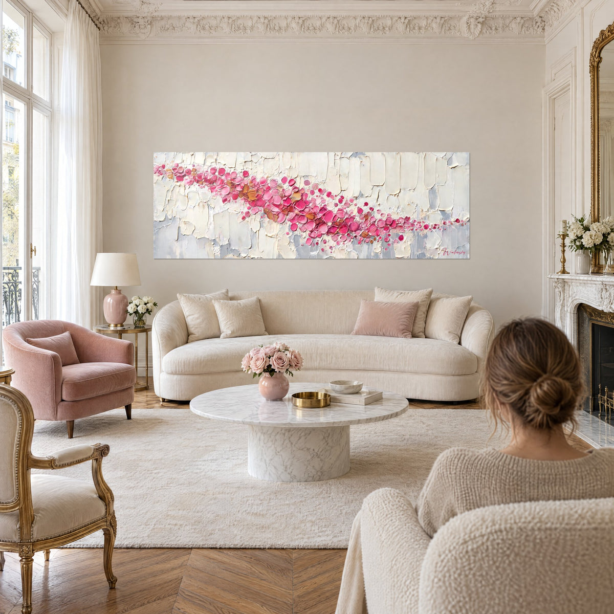 Tableau ruisseau de galets fuchsia et ivoire en empâtements, au-dessus d'un canapé dans un salon lumineux