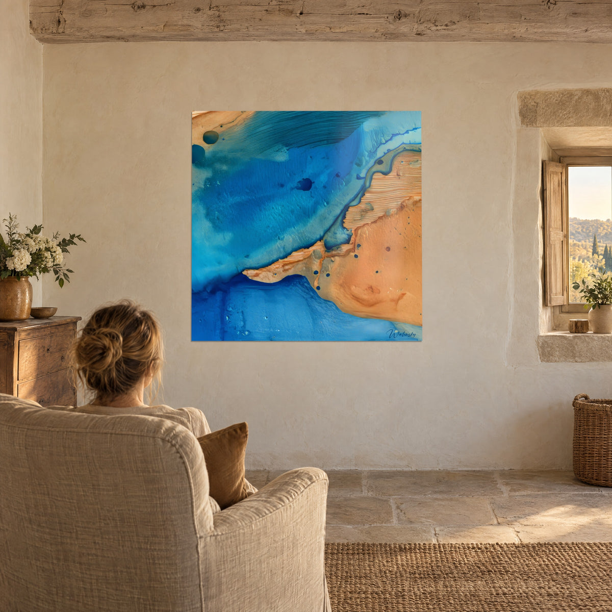 Tableau lagune d'encre bleue et terre cuivrée, personne de dos dans un fauteuil, près d'une fenêtre en pierre