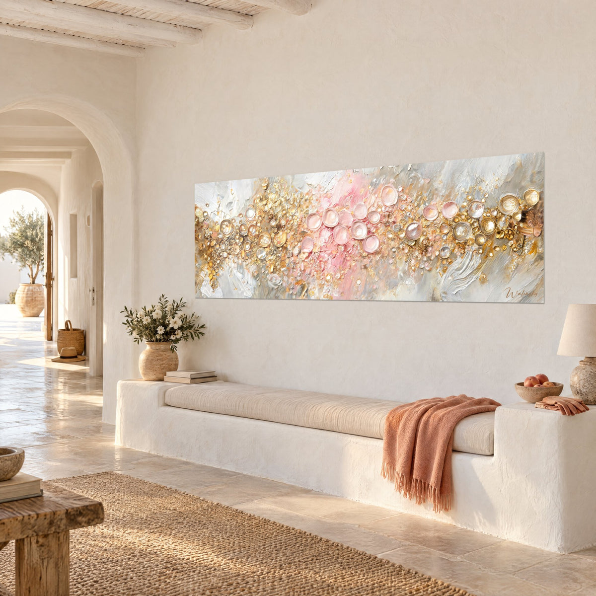 Tableau texture abstraite d'or et de rose poudré, pâte épaisse sur fond blanc nacré, accroché dans une maison méditerranéenne claire