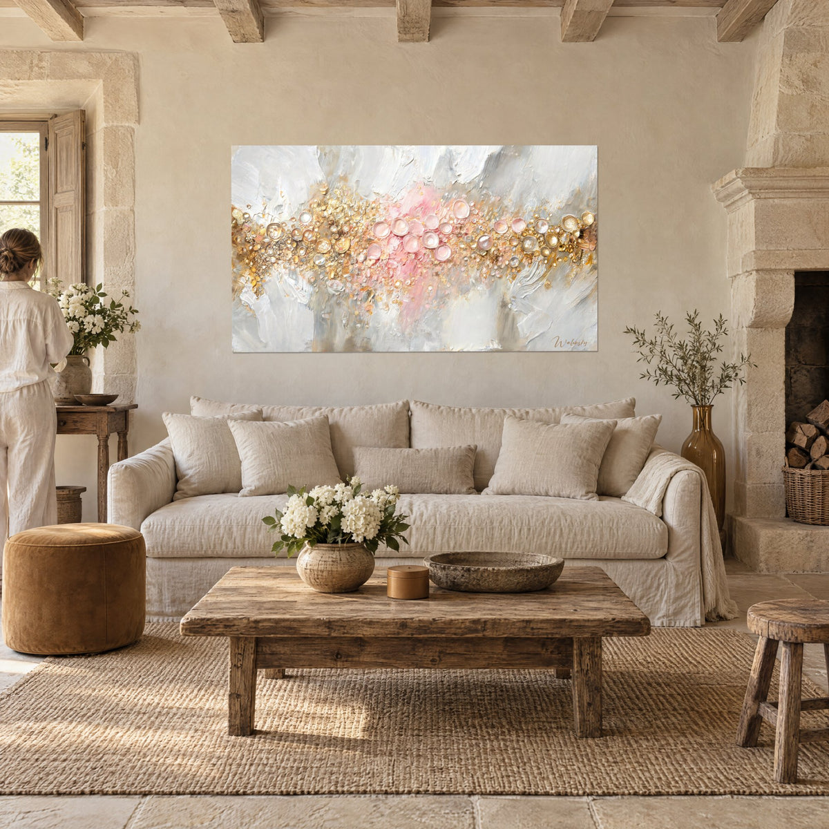 Tableau constellation de perles dorées sur fond blanc nacré, touches rose poudré, au-dessus d'un canapé dans un salon lumineux