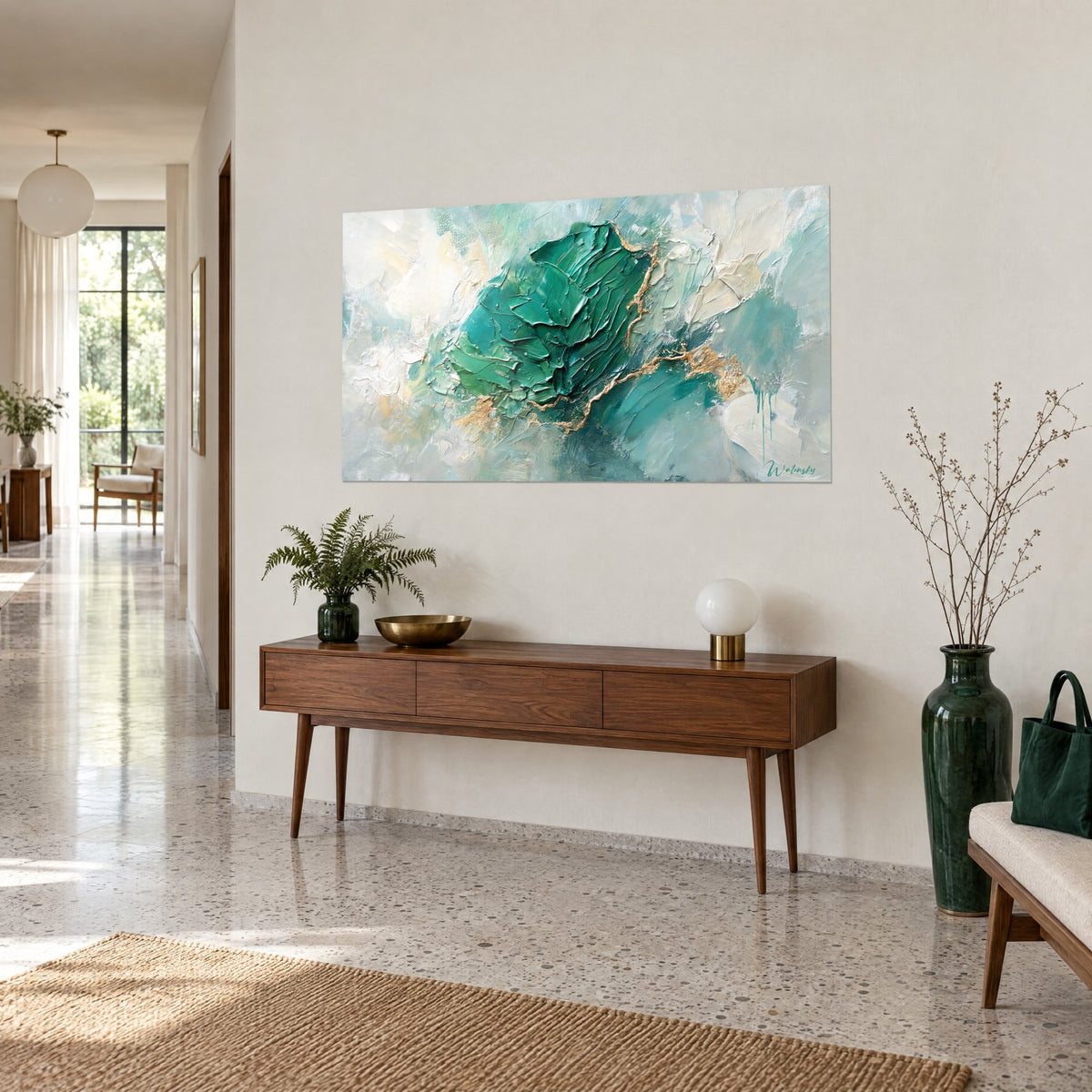 Tableau relief minéral vert profond aux fissures dorées, fond ivoire et turquoise, au-dessus d'un buffet en bois sombre