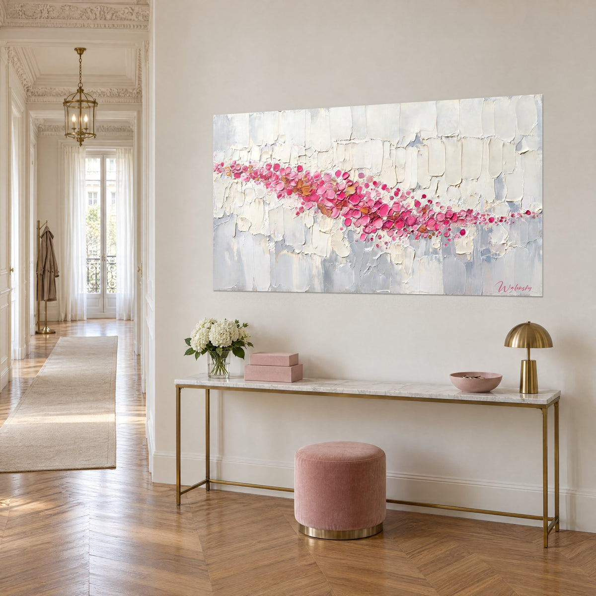 Tableau galaxie de touches framboise et ocre sur aplats ivoire et bleu-gris, accroché sur le mur beige d'un couloir haussmannien