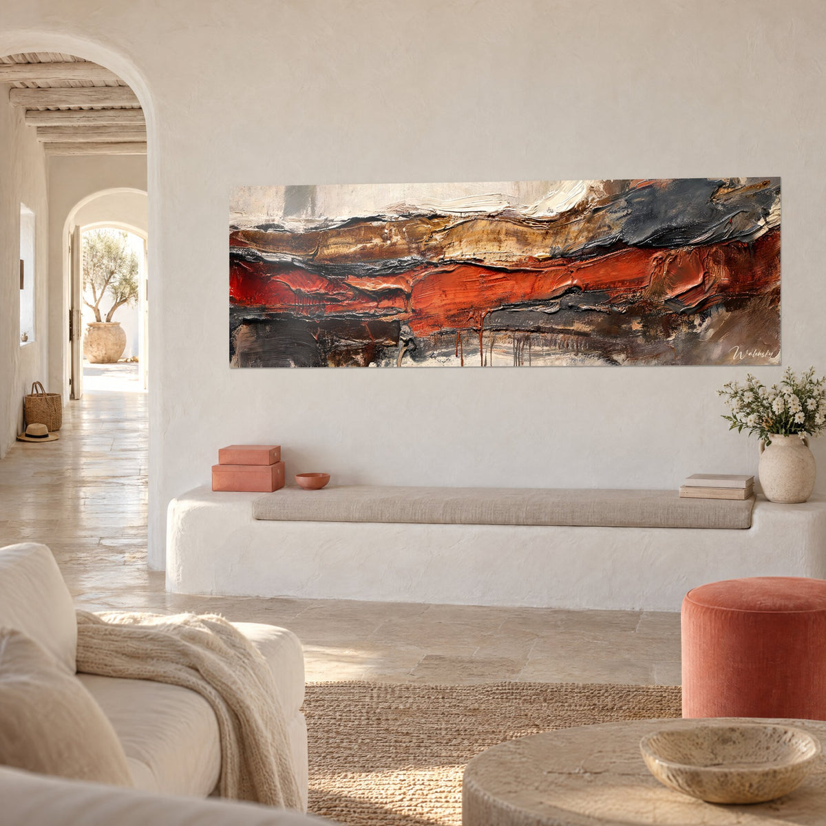 Tableau couche de peinture vermillon sur fond charbon, coulures verticales brunes, mur blanc à la chaux, banquette en pierre