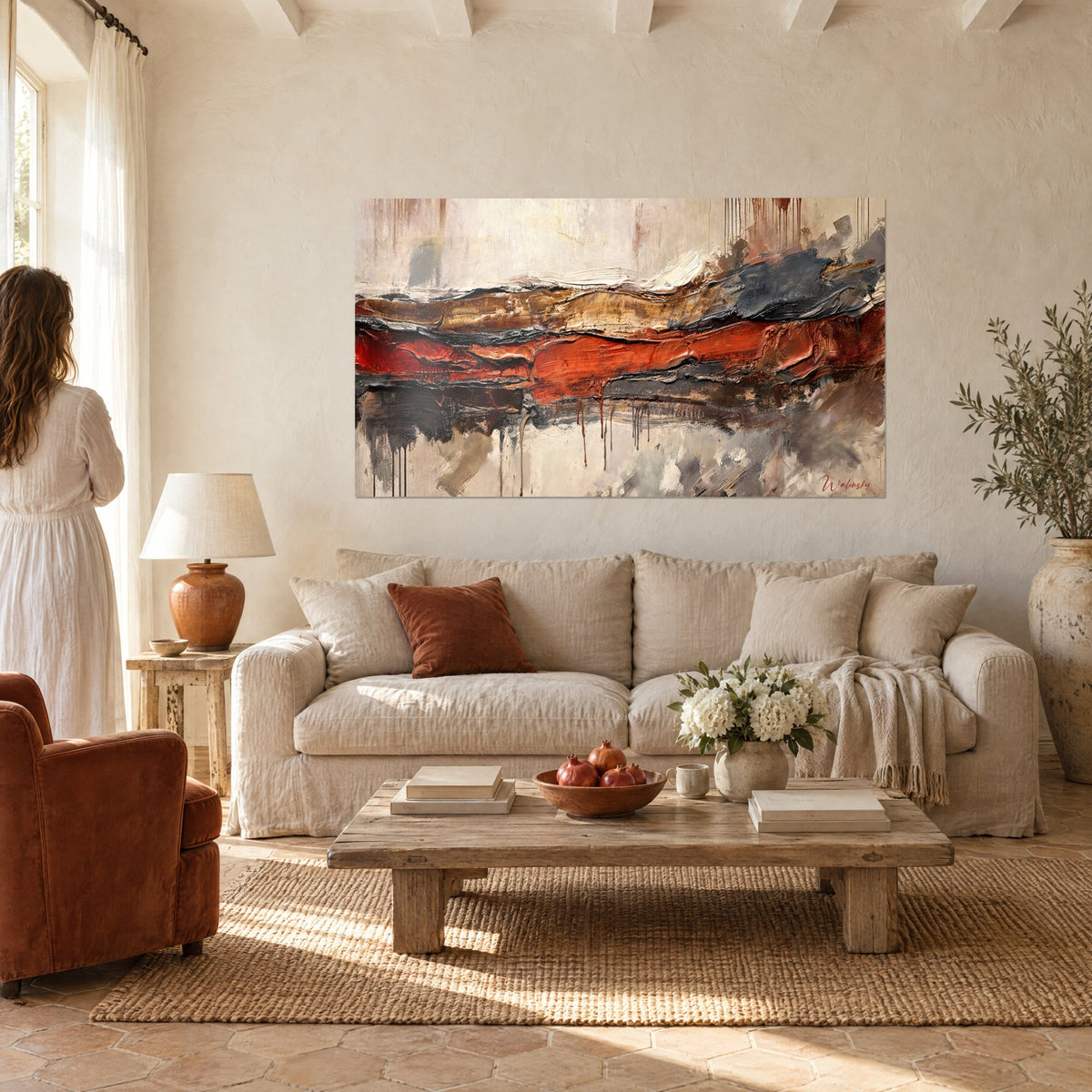 Tableau strate de peinture rouge brique et anthracite, coulures verticales, couple de dos, au-dessus d'un canapé dans un salon lumineux
