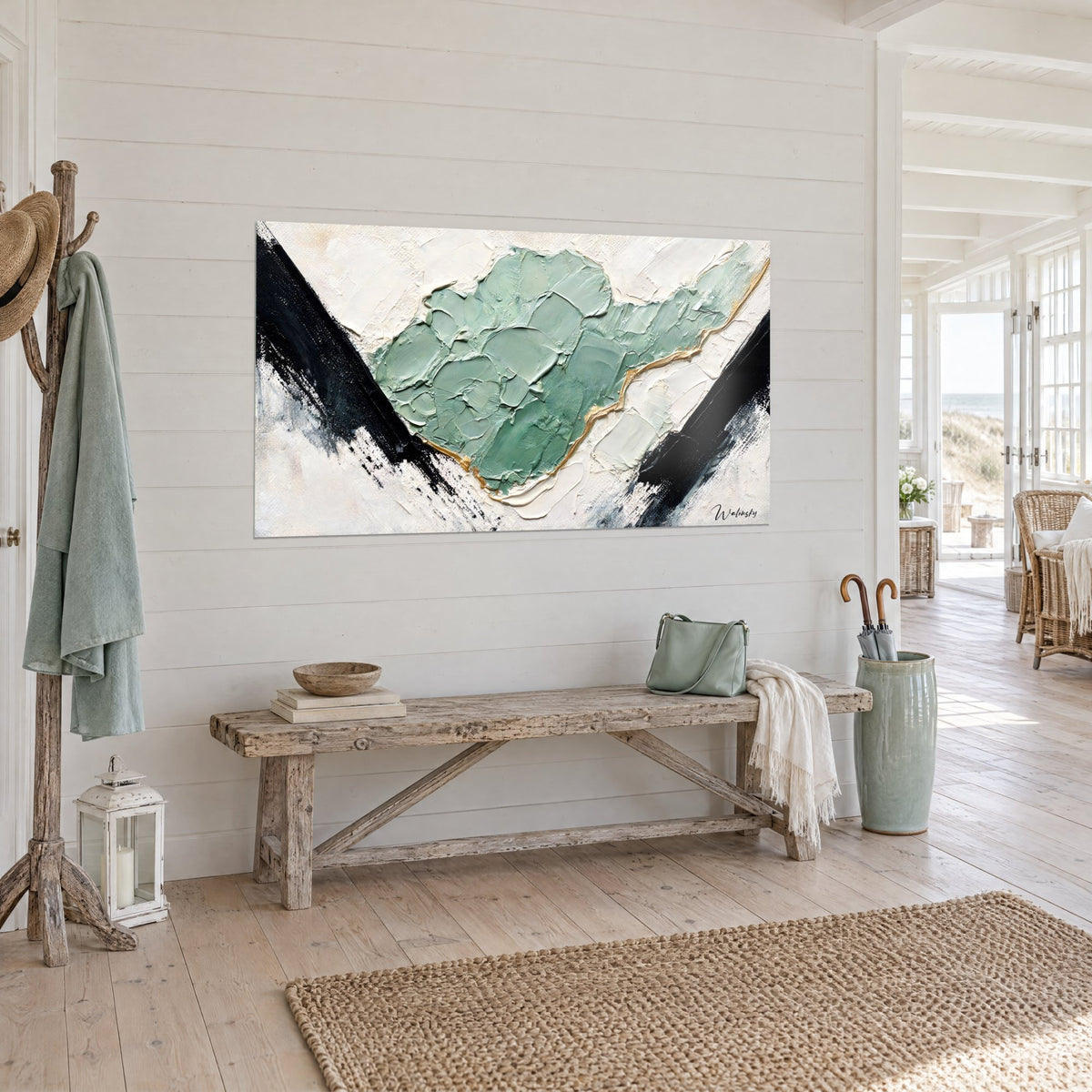 Tableau empâtements sauge en écailles, deux balafres noires et liseré d'or sur blanc cassé, mur de planches blanches, maison de plage