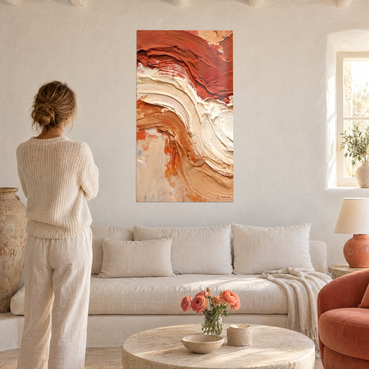Tableau empâtements rouille et ivoire en vague serpentine, femme de dos, au-dessus d'un canapé dans un salon lumineux