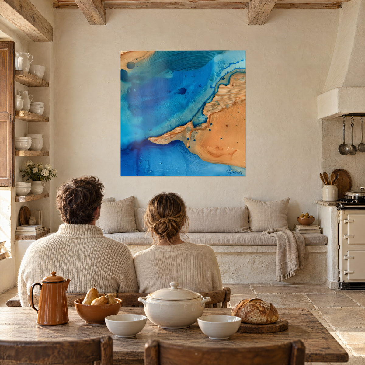 Tableau abstraction marine bleu profond et sable orangé, couple à table, maison de campagne en pierre