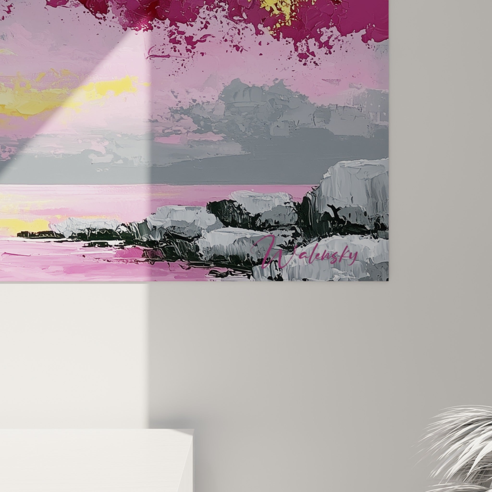 Empâtements roses et dorés se mêlant au gris, texture épaisse du couteau visible sur la toile accrochée