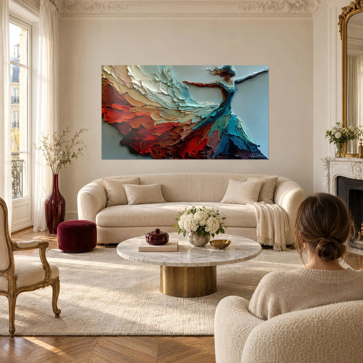 Quadro danzatrice scolpita in pasta spessa, gonna turchese e rossa, braccio teso, sopra un divano in un soggiorno luminoso
