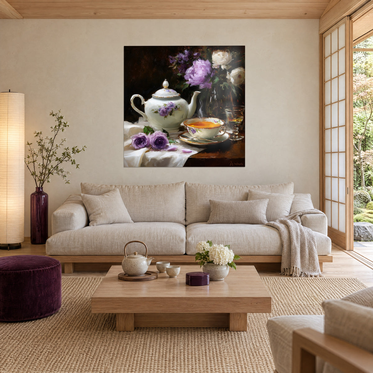 Quadro teiera in porcellana bianca e peonia malva fumante, bordo dorato, sopra un divano in un soggiorno luminoso
