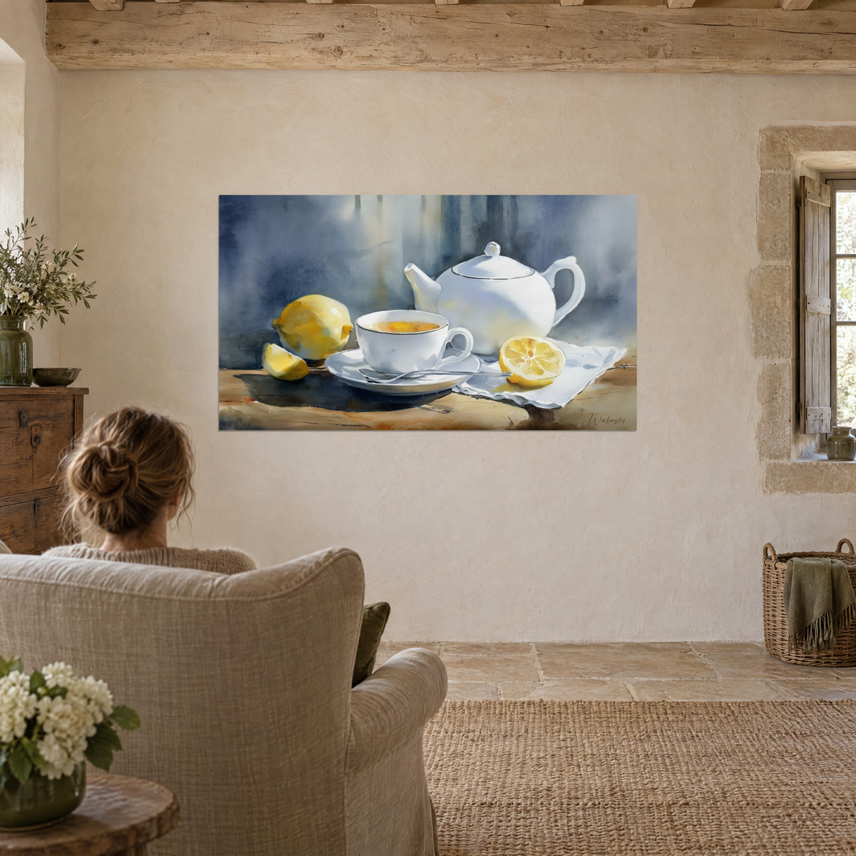 Quadro limoni e teiera madreperlata dipinti ad acquerello, colature blu ardesia e giallo sole, visti da una donna di spalle in una poltrona di lino
