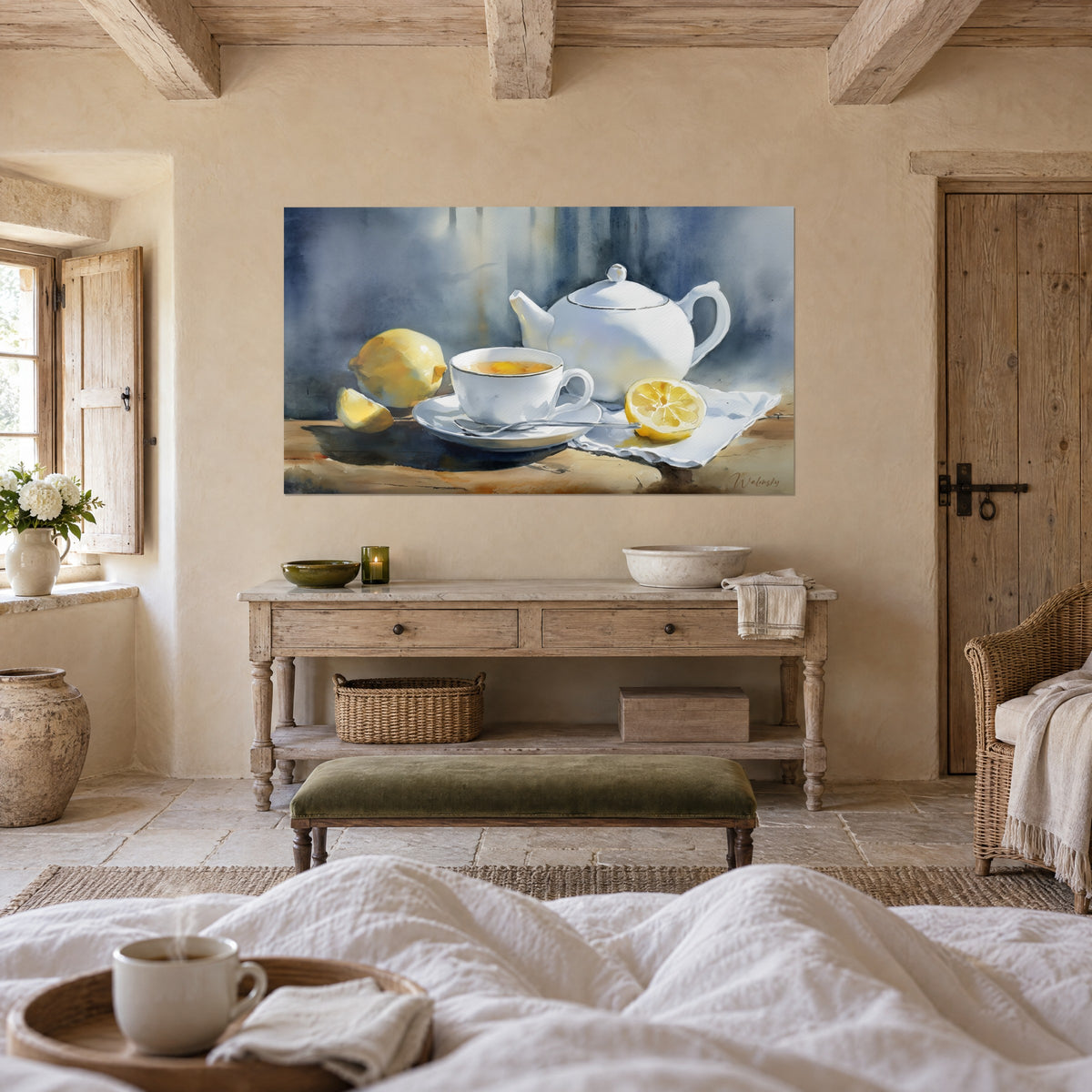 Quadro tazza da tè ambrata su piattino bianco, limone intero e tessuto stropicciato, blu notte e giallo, sopra un letto in una camera luminosa