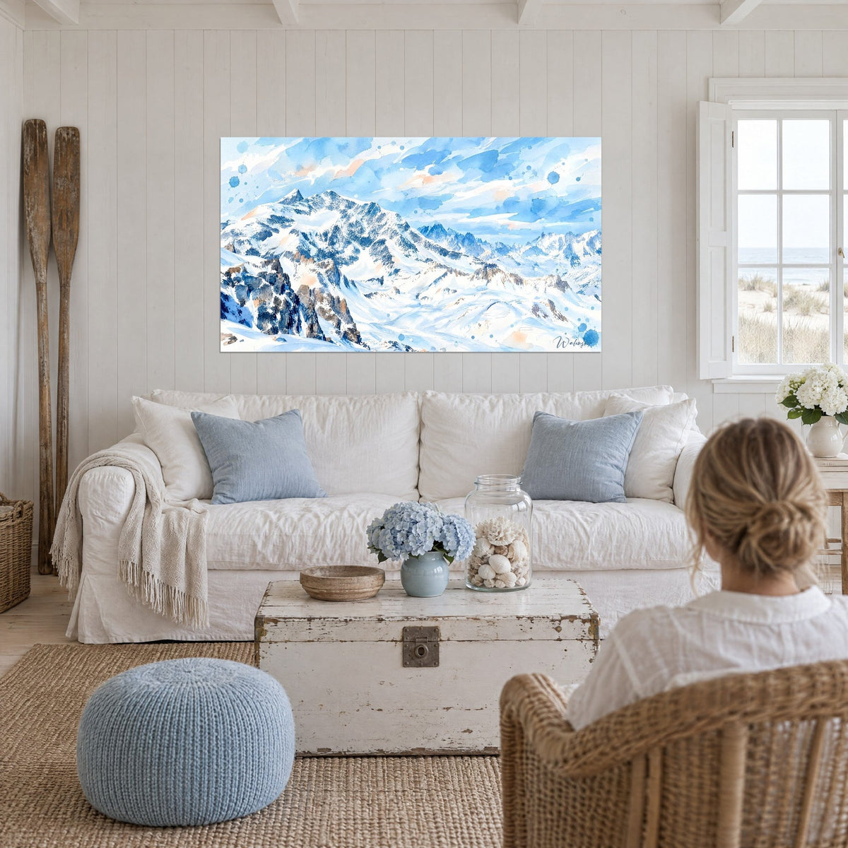 Quadro imponenti vette alpine sotto la neve, cielo azzurro e rocce marroni, sopra un divano in un soggiorno luminoso