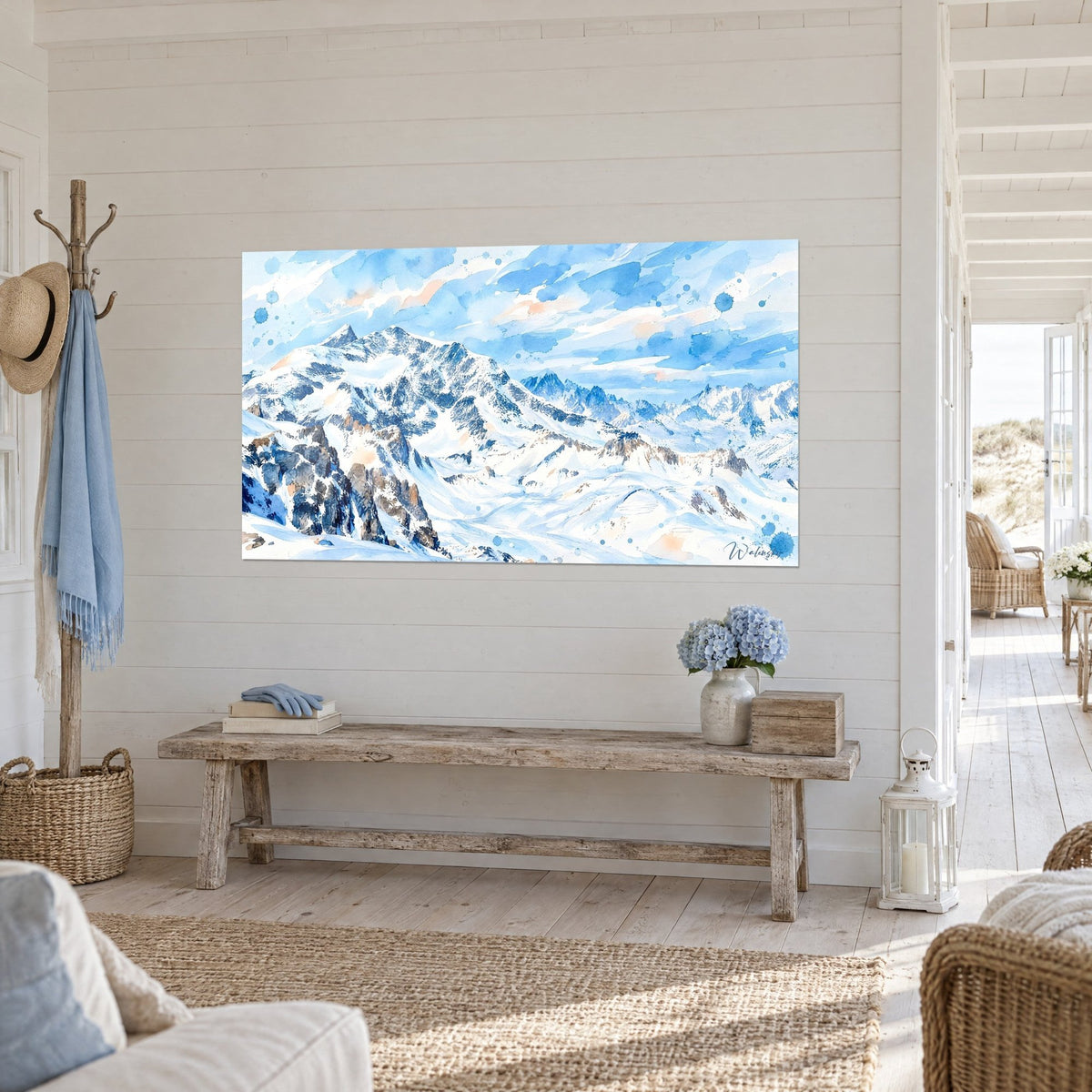 Quadro cime glaciali ad acquerello, blu cobalto e bianco, appeso di tre quarti accanto a una panca, casa al mare