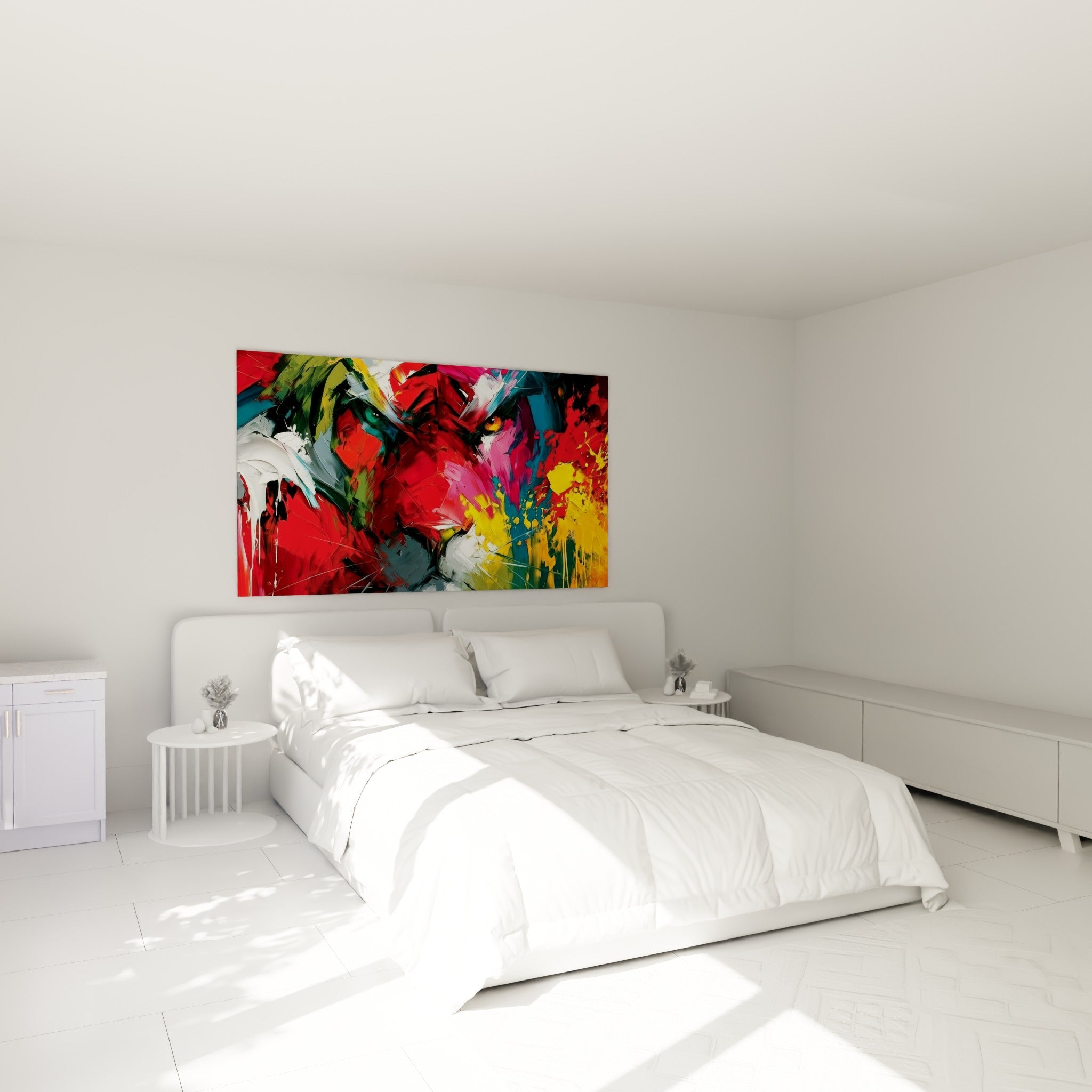 Félin rouge et jaune aux traits abstraits, accroché au-dessus d'un lit dans une chambre claire