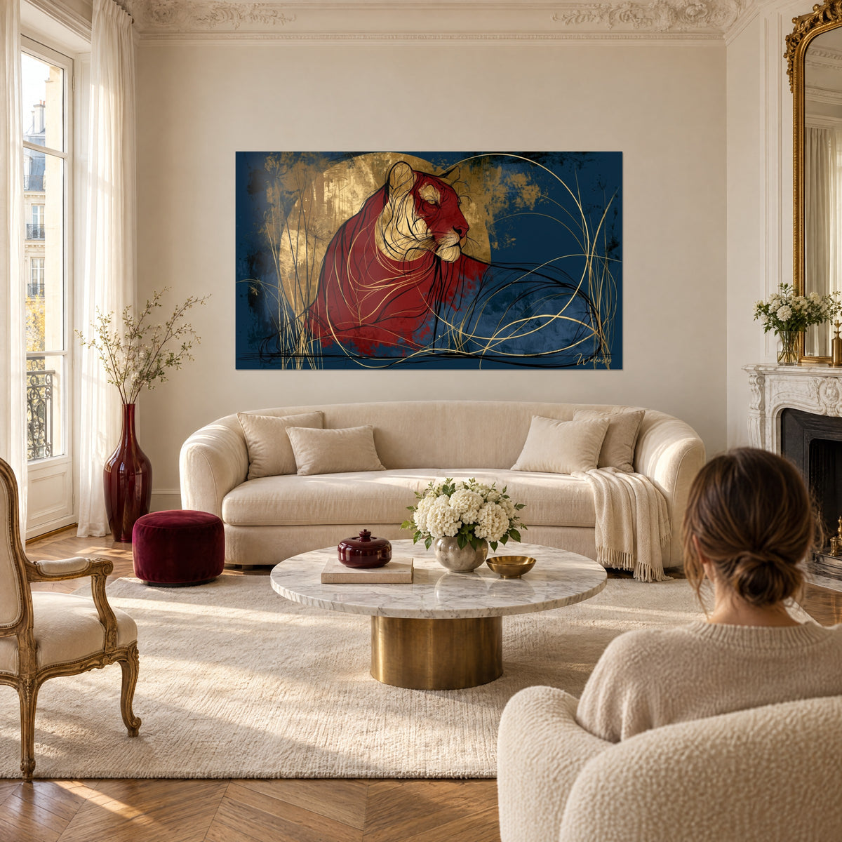 Tableau tigre couché au pelage rouge sur lune dorée, fond bleu marine, herbes fines, au-dessus d'un canapé dans un salon lumineux