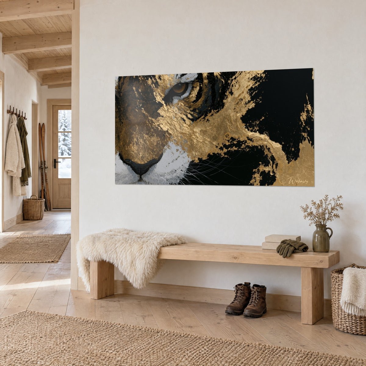 Schilderij van goudkleurige grote kat met zwarte neus en witte snorharen, driekwart zicht op een lichte chaletmuur