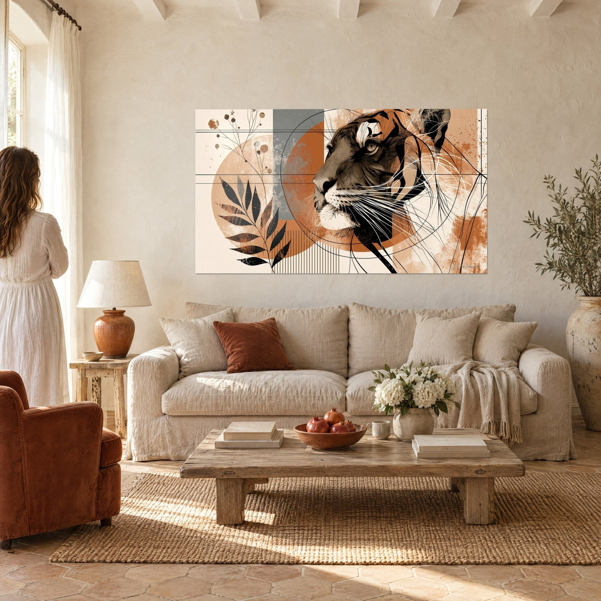 Gemälde Tiger im Profil, Fell in Braun und Terrakotta-Orange, grafisches schwarzes Laub, über einem Sofa in einem hellen Wohnzimmer
