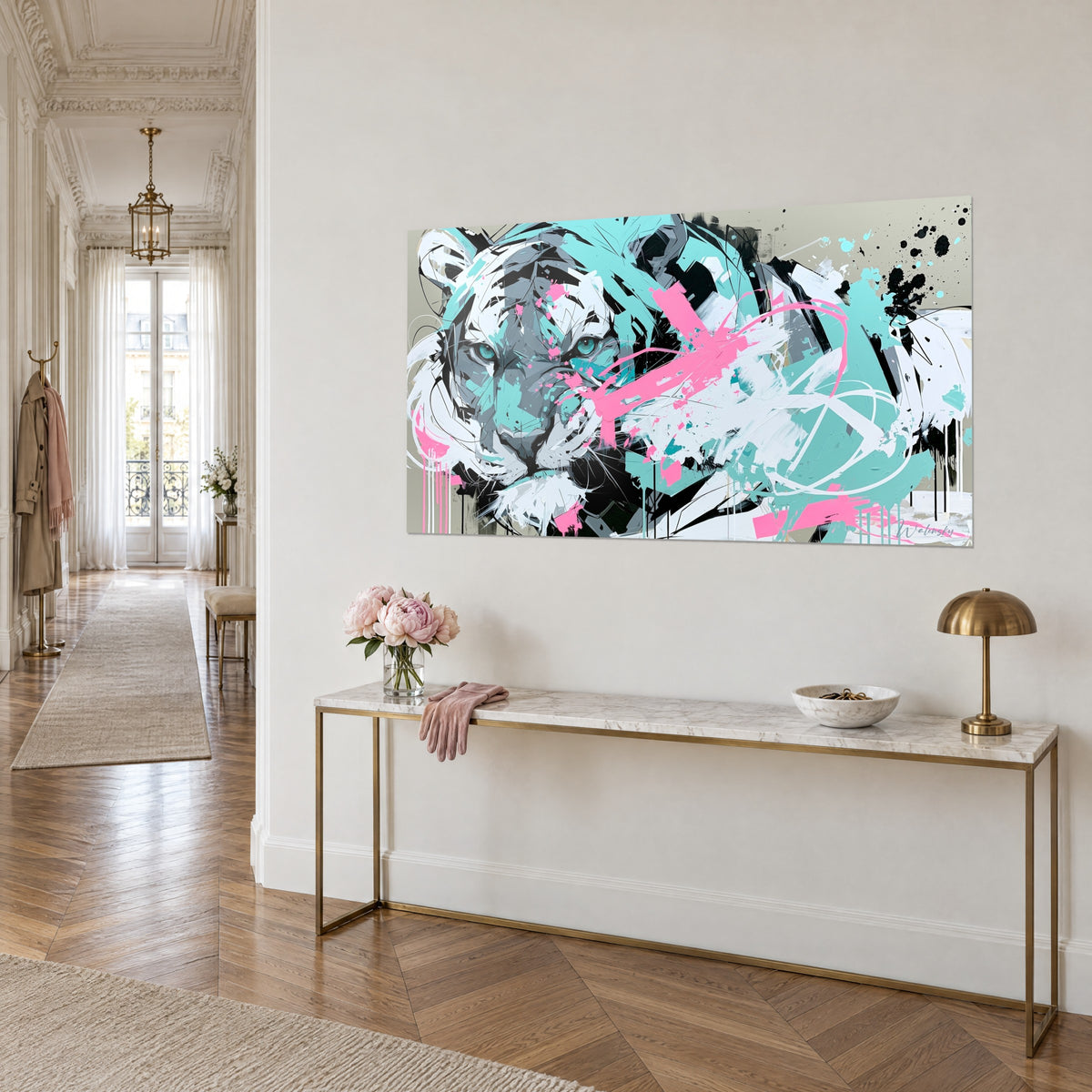 Schilderij Gestreepte kat met grijze snuit en felroze accenten op beige achtergrond, boven een vergulde console, gang in Haussmann-stijl