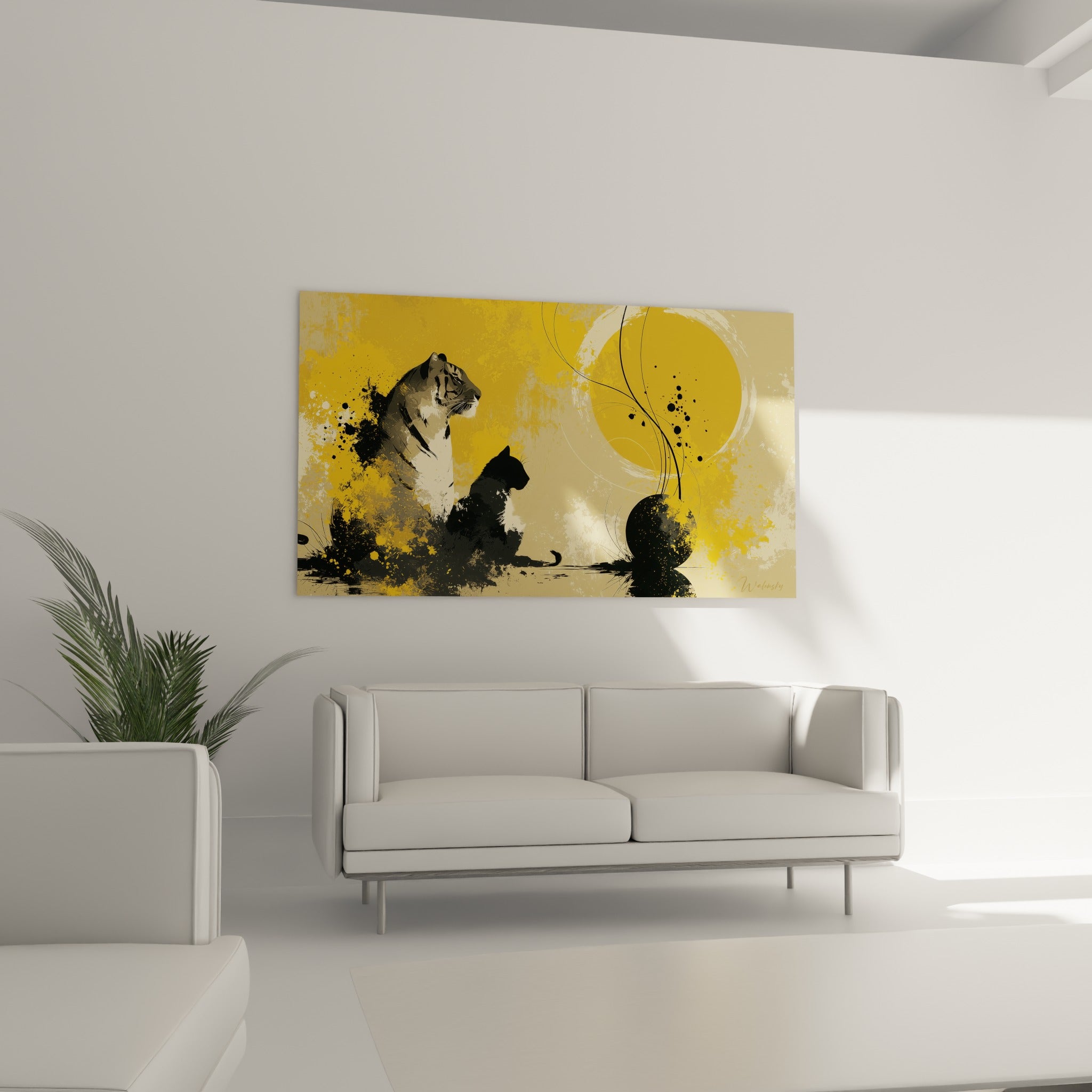 Tigre et ombre noire sous disque doré, accrochés au-dessus d'un canapé dans un salon lumineux