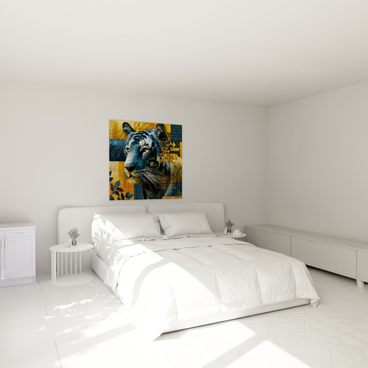 Fauve bleu et doré aux yeux ambrés accroché au-dessus d'un lit dans une chambre claire