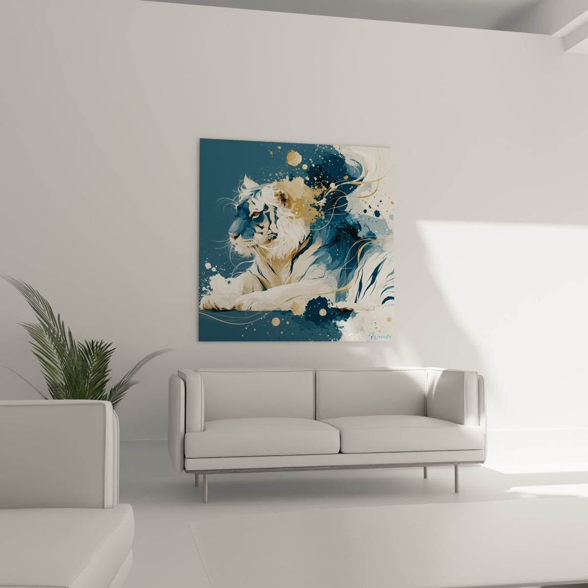 Fauve doré et bleu ardoise suspendu au-dessus d'un canapé dans un salon lumineux, composition graphique