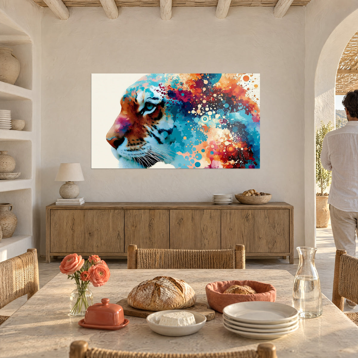 Tableau tête de tigre peinte aux pigments cyan et rouge brique, éclats de confettis dorés, au-dessus d'un buffet en bois clair de salle à manger
