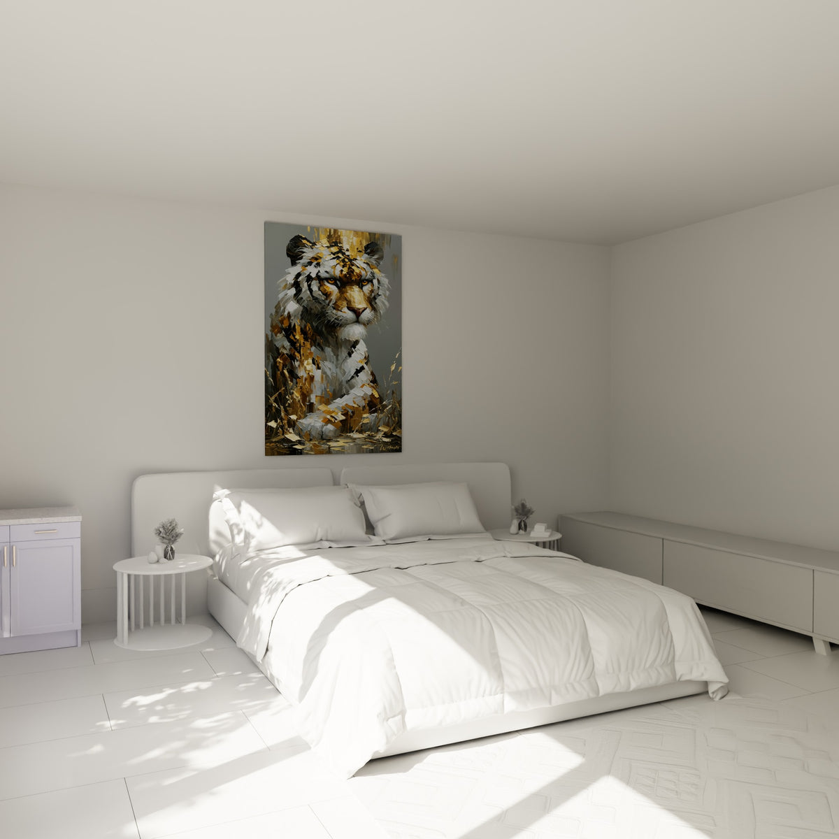 Tigre blanc et or au regard perçant, accroché au-dessus d'un lit dans une chambre claire