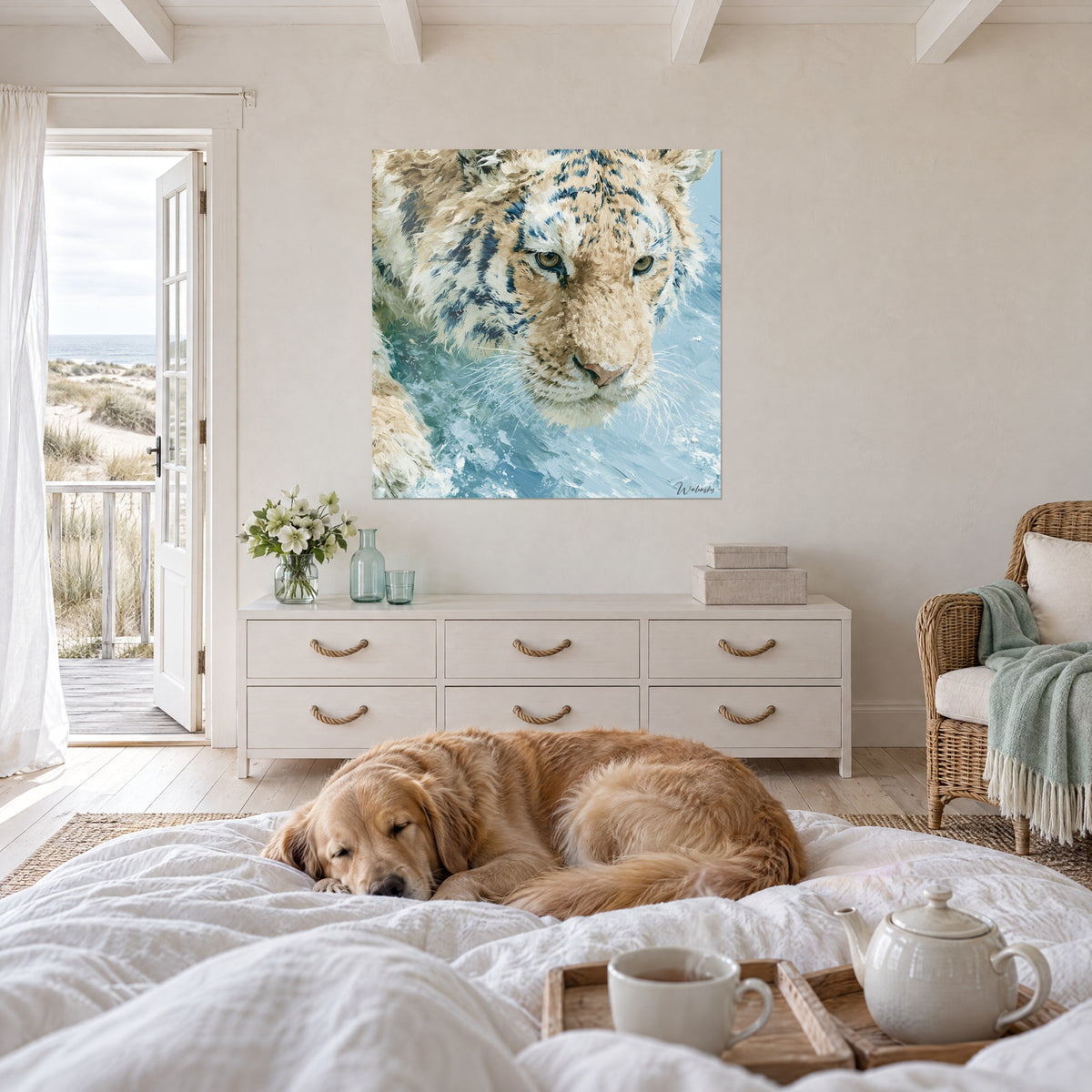 Tableau jeune tigre au pelage sable et rayures bleu nuit, face aux vagues bleu glacier, accroché au-dessus d'un lit dans une chambre claire