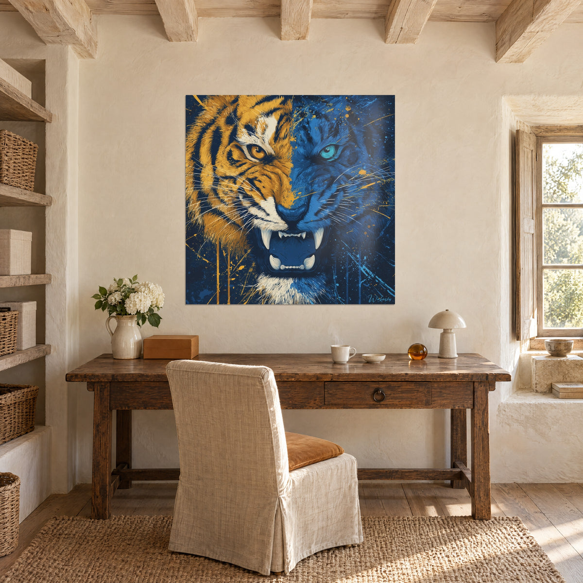 Cuadro retrato de tigre en ocre e índigo, mirada penetrante, goteos dorados, sobre un escritorio de madera en una sala abovedada