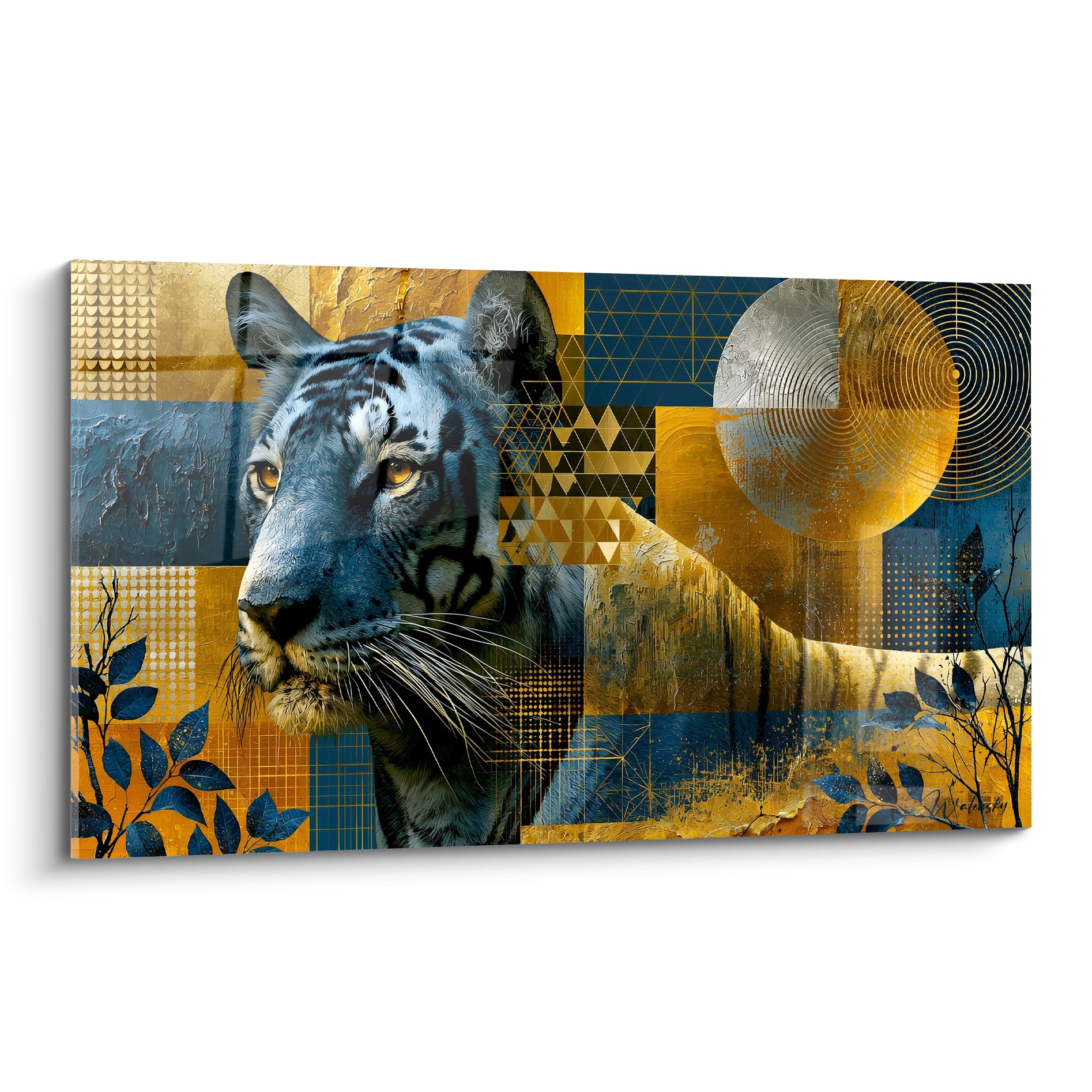 Tigre au pelage bleuté et doré, regard ambré, fond géométrique bleu marine et ocre