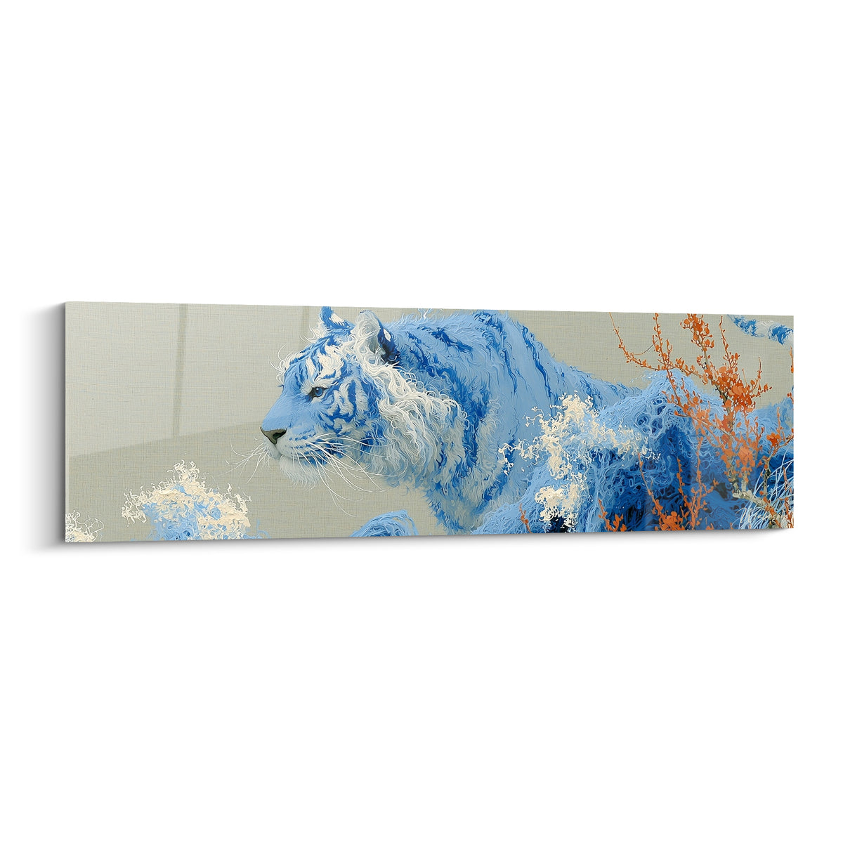 Tigre bleu givré et blanc neige avancé de profil parmi des branches corail sur fond beige