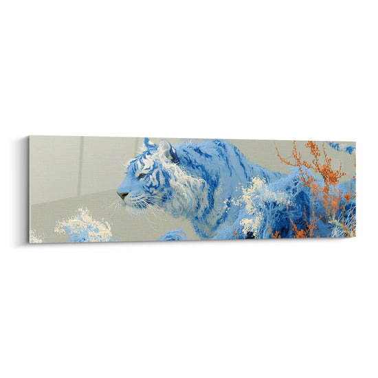 Tigre bleu givré et blanc neige avancé de profil parmi des branches corail sur fond beige