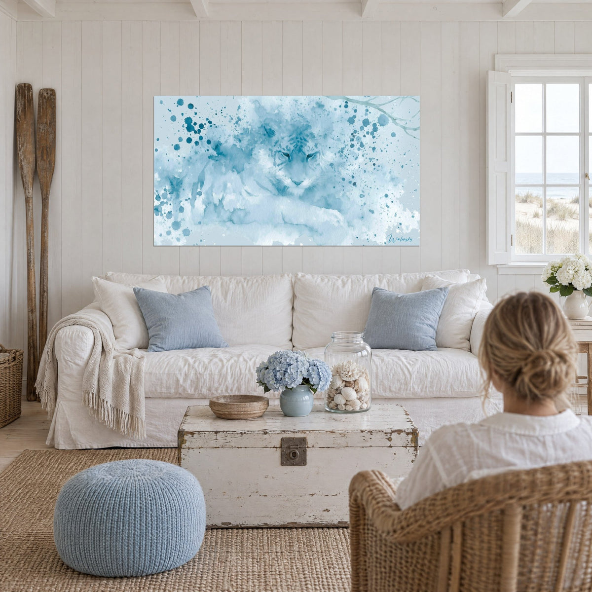 Tableau fauve givré aux yeux mi-clos, bleu canard et blanc glacé, éclaboussures d'aquarelle au-dessus d'un canapé dans un salon lumineux