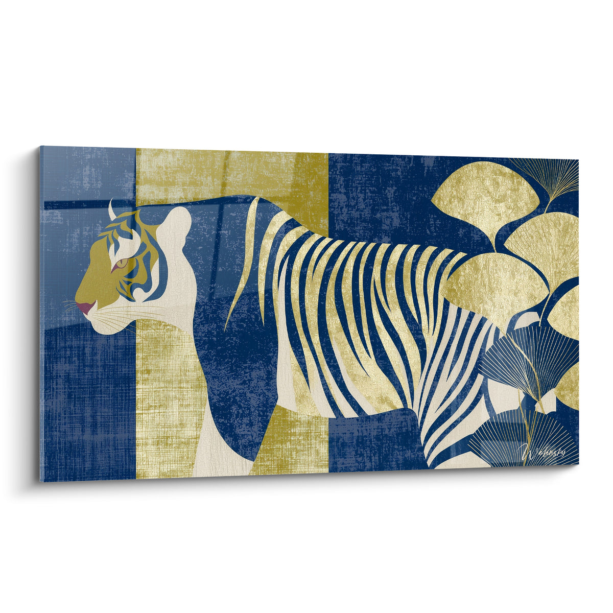 Tigre bleu marine et doré de profil, rayures graphiques, feuillages de ginkgo stylisés en fond.