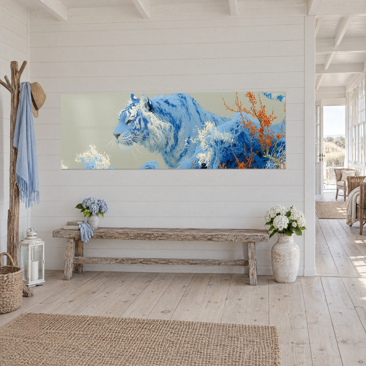 Cuadro tigre de rayas azul cobalto y blanco crema, ramas anaranjadas, visto de tres cuartos, casa junto al mar