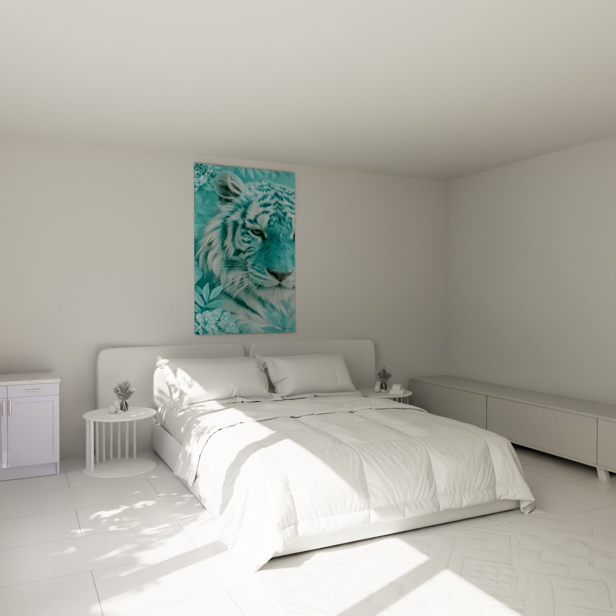 Fauve turquoise aux yeux clairs accroché au-dessus d'un lit dans une chambre claire