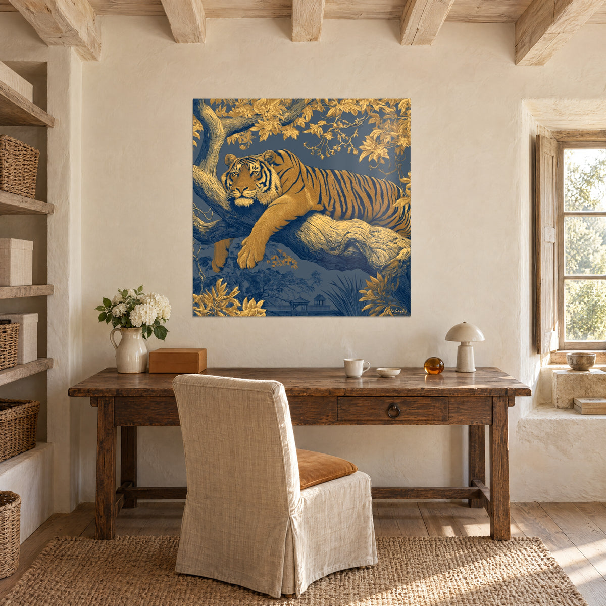 Schilderij, portret van een tijger in profiel, gouden toile de Jouy op marineblauw, eikenhouten bureau en beige linnen fauteuil