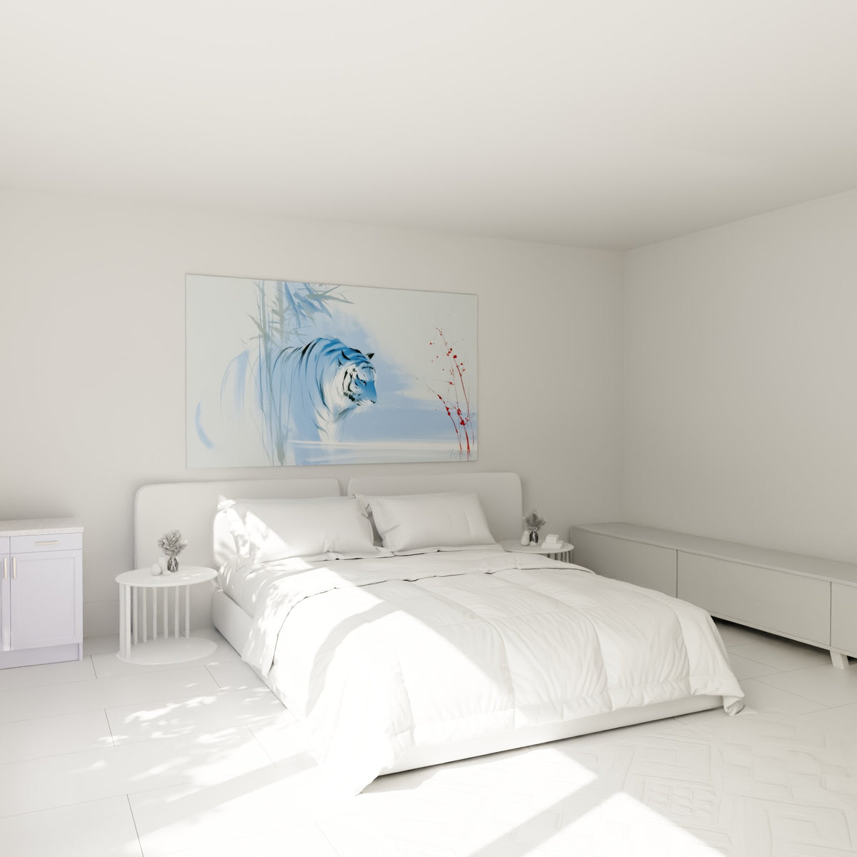 Silhouette de tigre bleu glacé et branches écarlates, accrochée au-dessus d'un lit dans une chambre claire