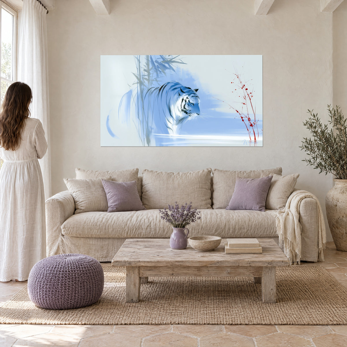 Gemälde Frostiger Tiger in Gletscherblau-Lavierung, rote Spritzer auf Zweigen, über einem Sofa in einem hellen Wohnzimmer